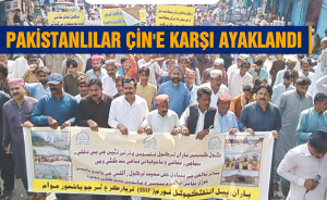 Pakistanlılar Çin'e karşı ayaklandı!