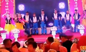 CEZA KAMPINDA DANS EĞİTİMİ ALAN UYGUR GENÇLERİ ŞU AN ÇİN'DE SAHNE ALIYORMUŞ