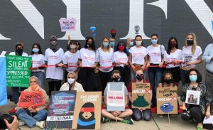 NEW YORK'TA UYGURLARIN KÖLE YAPILMASINA KARŞI PROTESTO DÜZENLENDİ