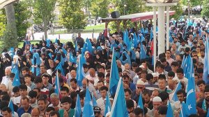 UYGUR TÜRKLERİ, ACISINI YALNIZ YAŞADI