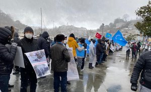 Uygurlar Haftanın ilk gününü Çin konsolosluğu yakınında protesto ile başladı