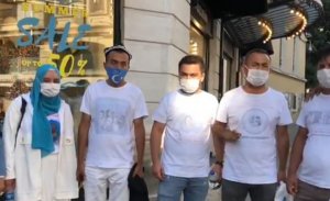 TAKSİM’DE 8 UYGUR GENCE TİŞÖRTLERİ TERS GİYDİRİLDİ