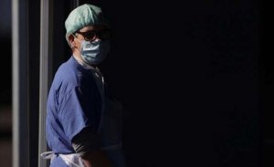 ÇİNLİ DOKTOR, SALGINLA İLGİLİ VERİLERİN SAHTE OLDUĞUNU İFŞA ETTİ