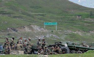 DOĞU TÜRKİSTAN İLE HİNDİSTAN SINIR HATTINDA ÇIKAN ÇATIŞMADA 20 ASKER ÖLDÜ