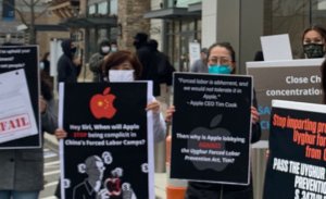 UYGUR TÜRKLERİNDEN APPLE MAĞAZALARI ÖNÜNDE PROTESTO