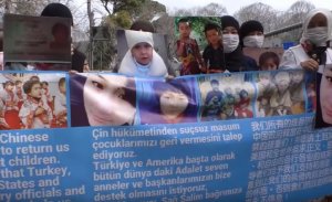 UYGUR TÜRKÜ KADINLAR ÇİN HÜKUMETİNDEN KAYBOLAN ÇOCUKLARINI GERİ İSTEDİ