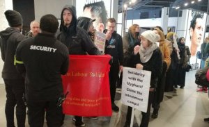 LONDRA’DA ÜNLÜ MARKA MAAZALARIN ÖNÜNDE ÇİN KARŞITI EYLEM YAPILDI