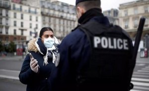 FRANSA POLİSLERİ ÇİN’DEN GELEN MASKELERE EL KOYDU