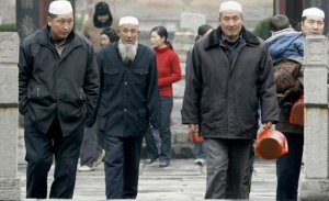 HUİ MÜSLÜMAN ERKEKLERİN HEPSİ TUTUKLANDI. GERİYE YAŞLI, KADIN VE ÇOCUKLARI KALDI