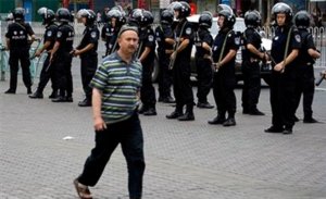 DOĞU TÜRKİSTAN’DAKİ ÇİNLİLER GÜVENLİK BAHANESİ İLE ÇOĞALIYOR