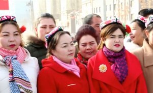 UYGUR ÇOCUKLAR ÇİNLİLERİN ÖNÜNDE ALAY KONUSU OLDU