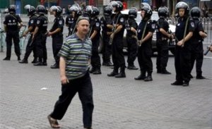 DOĞU TÜRKİSTAN’DAKİ EMNİYET GÜÇLERİNDEN ANİ DURUM TATBİKATI