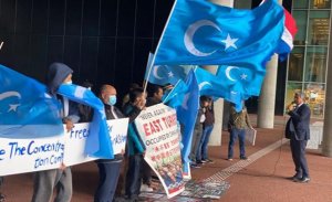 WANG Yİ’NİN AVRUPA ZİYARETİ UYGURLAR TARAFINDAN PROTESTO EDİLDİ